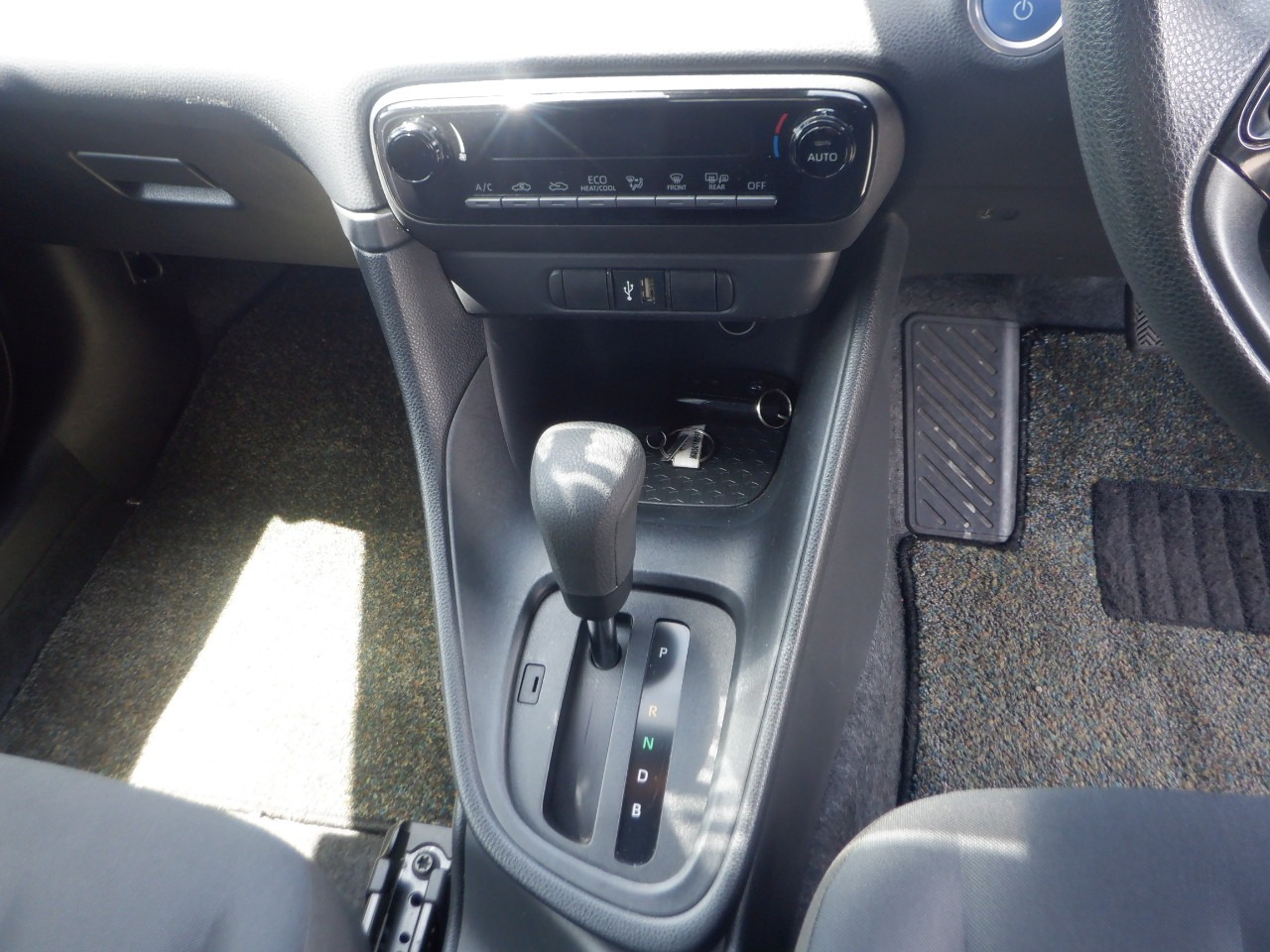 TOYOTA YARIS HYBRID X