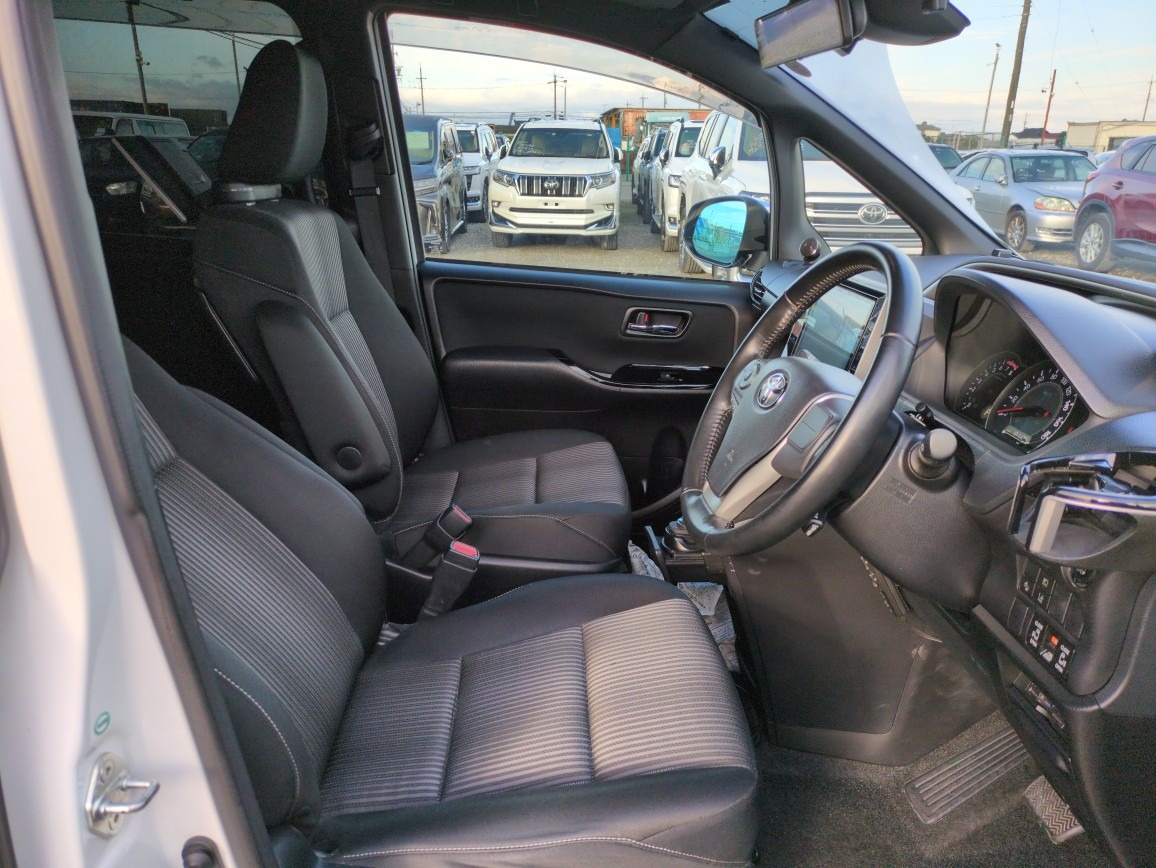 TOYOTA VOXY ZS KIRAMEKI