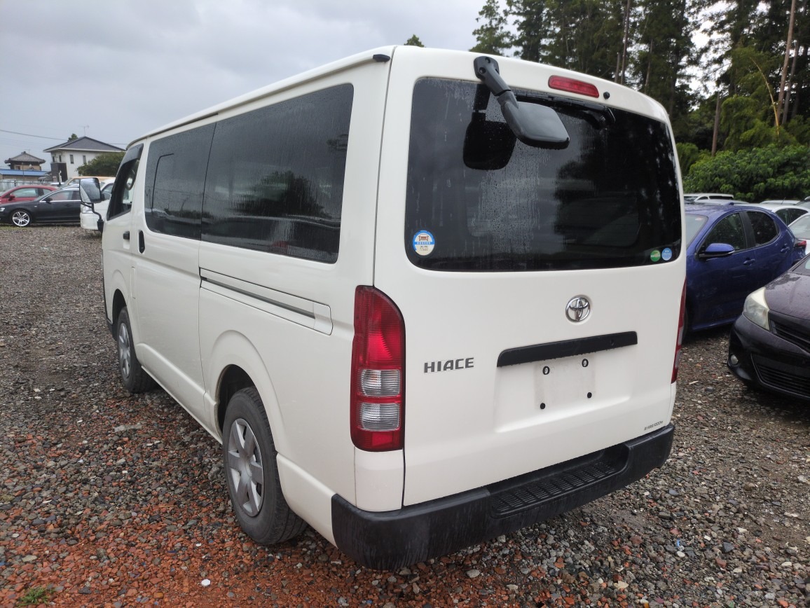 TOYOTA HIACE D X