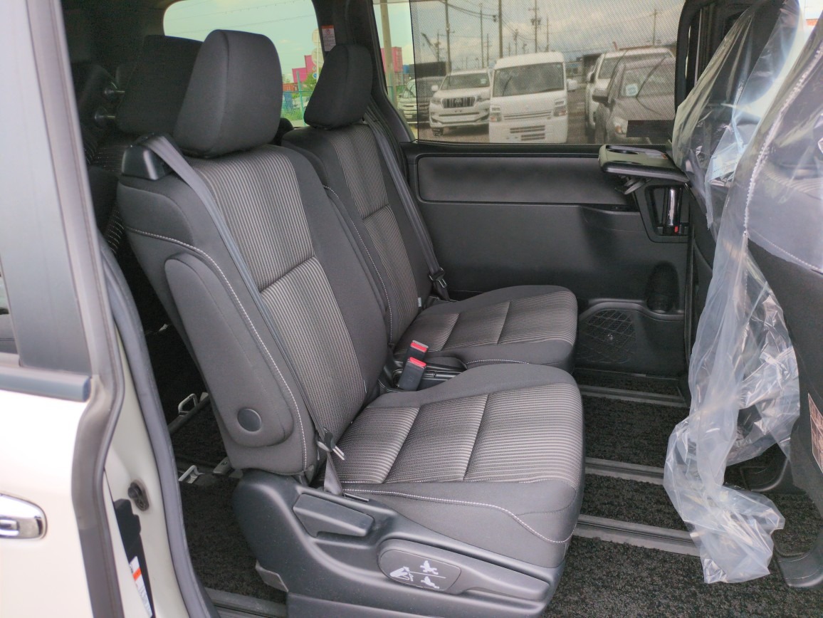 TOYOTA VOXY ZS SPARKLE