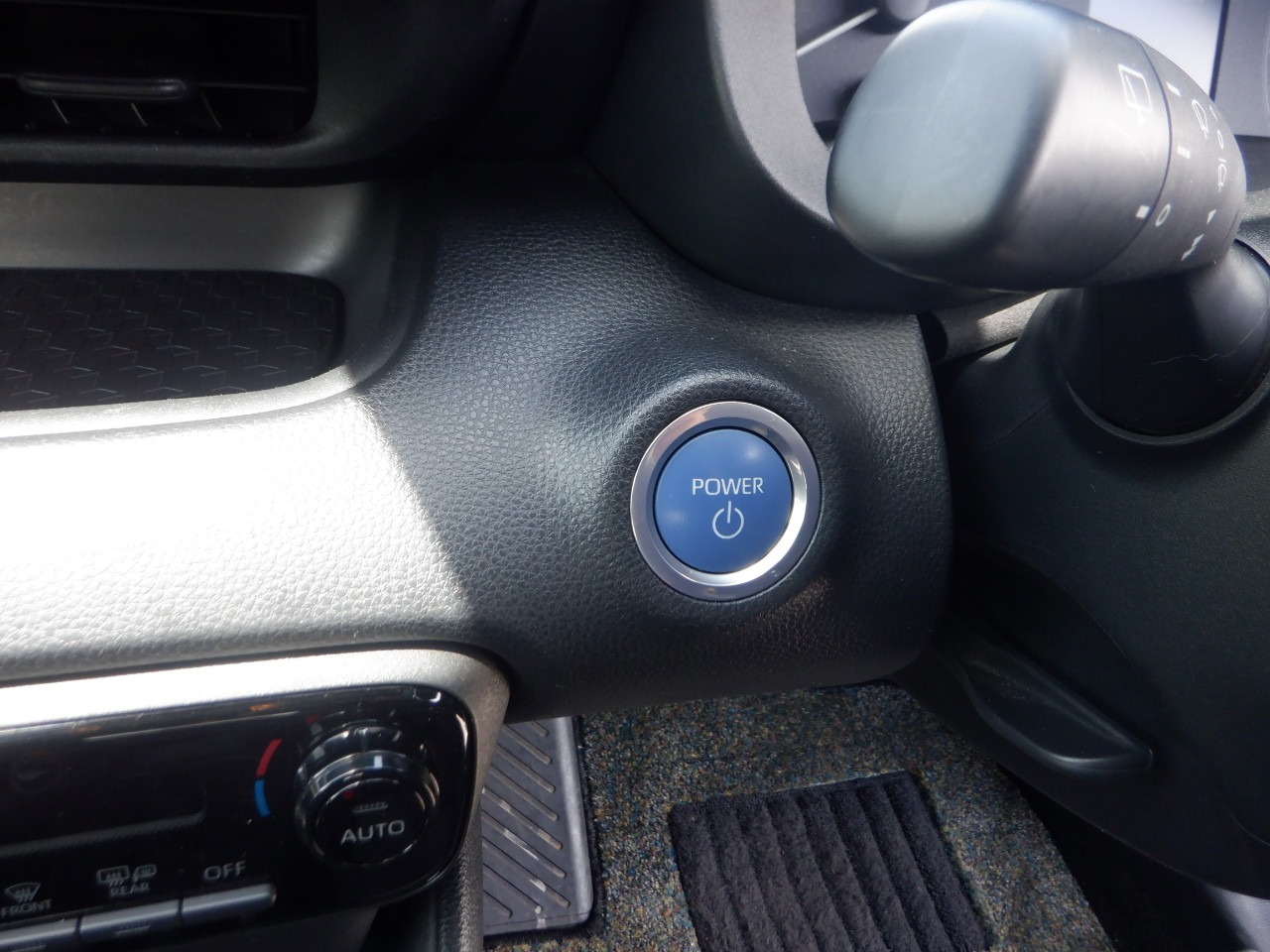 TOYOTA YARIS HYBRID X