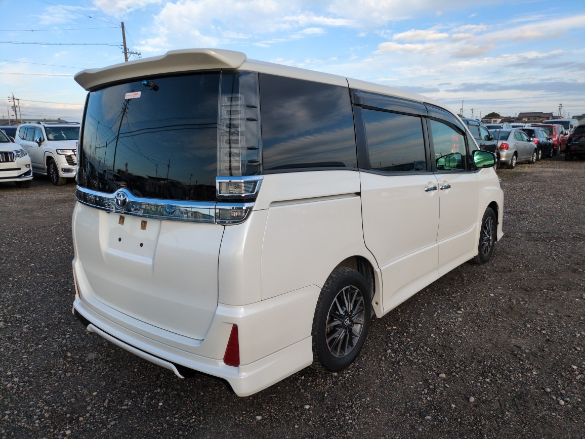 TOYOTA VOXY ZS KIRAMEKI