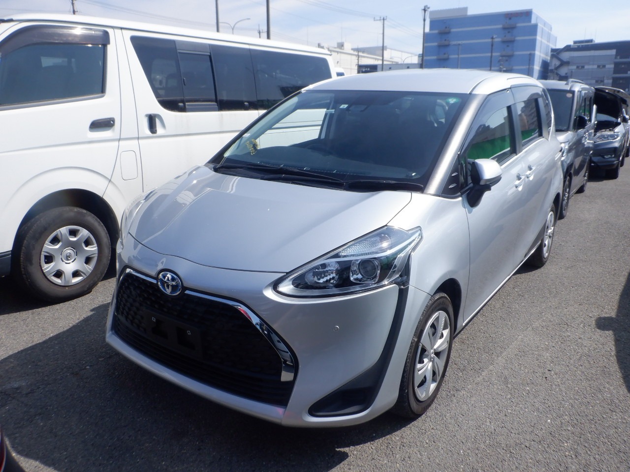TOYOTA SIENTA HYBRID FUNBASE X