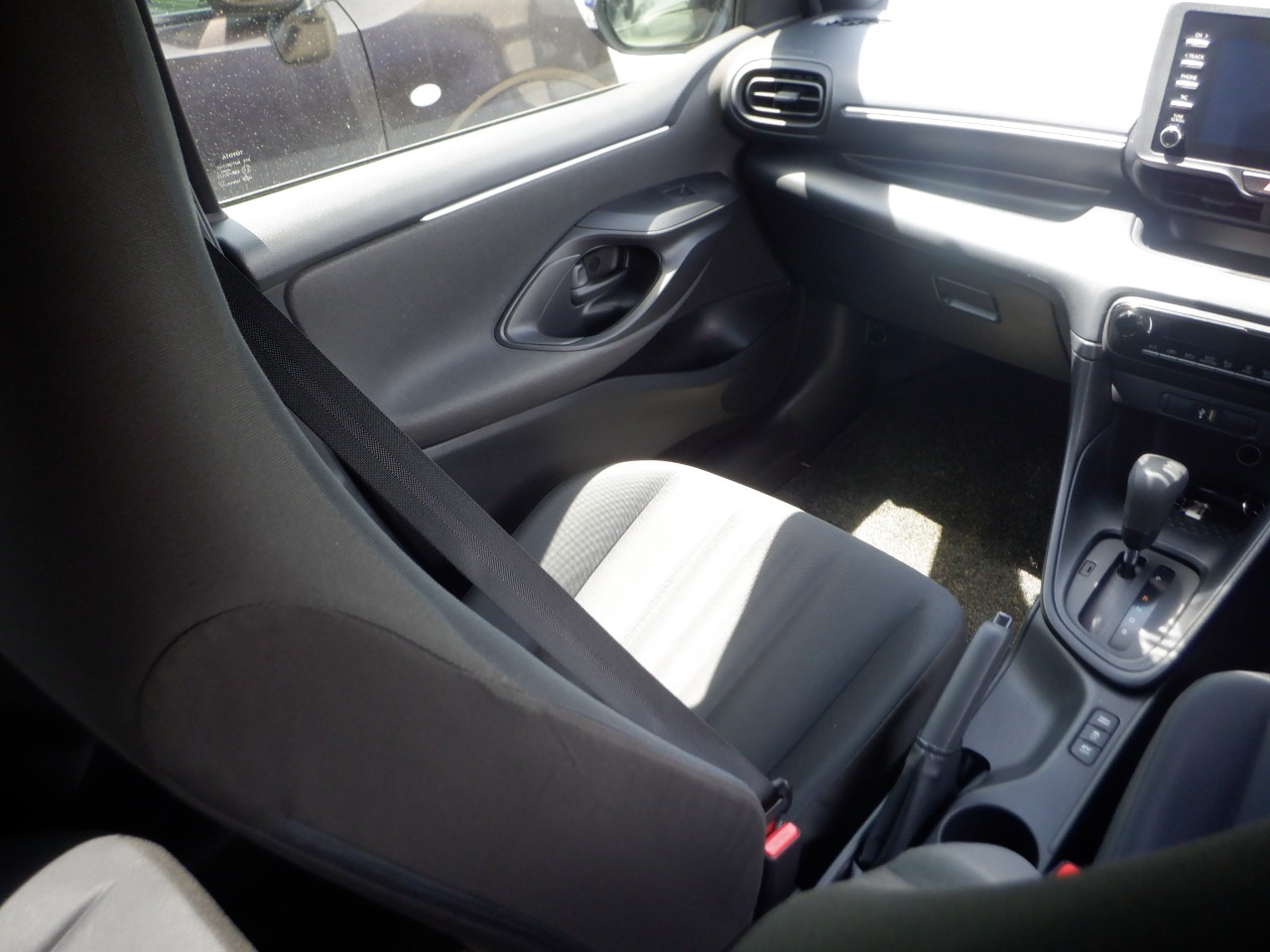 TOYOTA YARIS HYBRID X