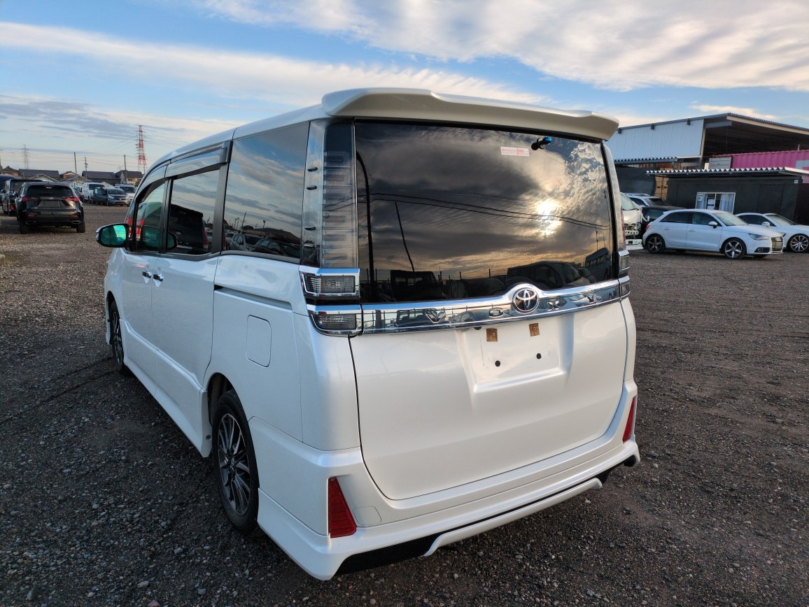 TOYOTA VOXY ZS KIRAMEKI