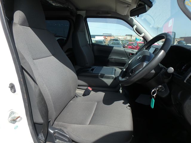 TOYOTA HIACE LONG DX