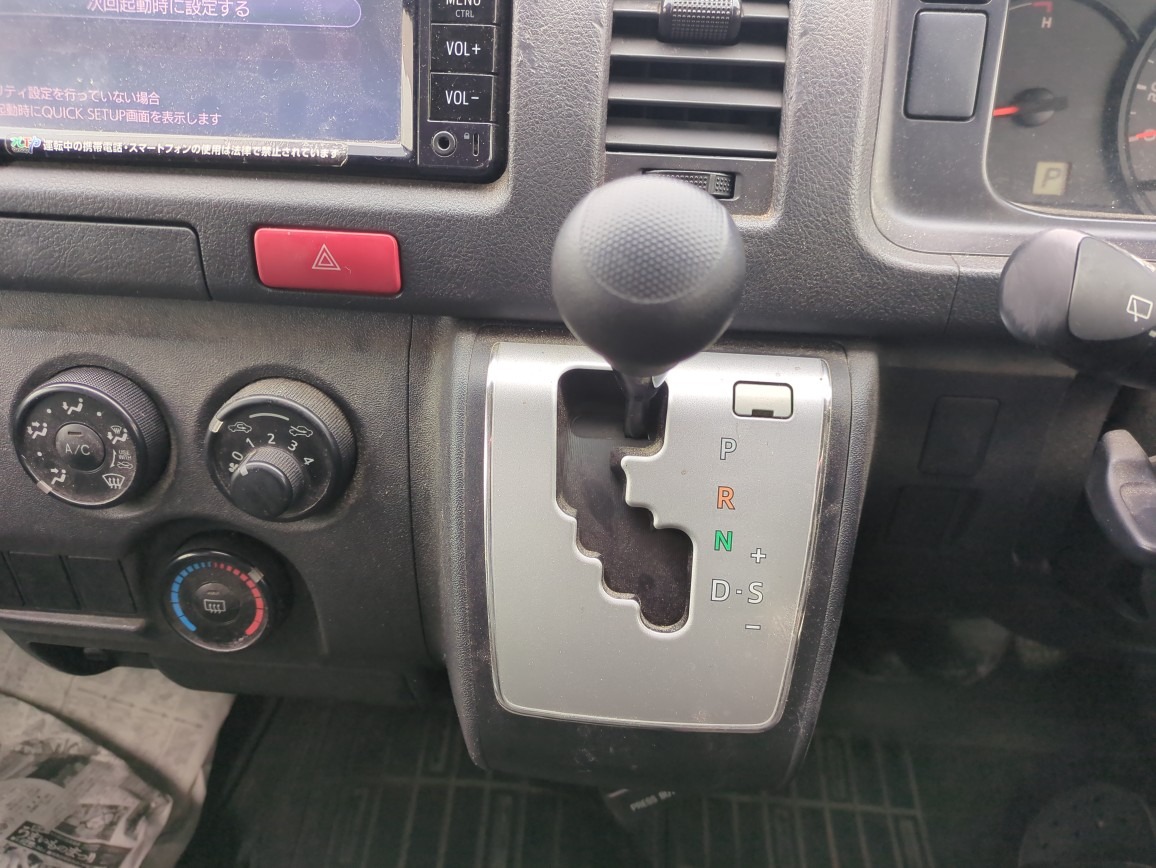 TOYOTA HIACE