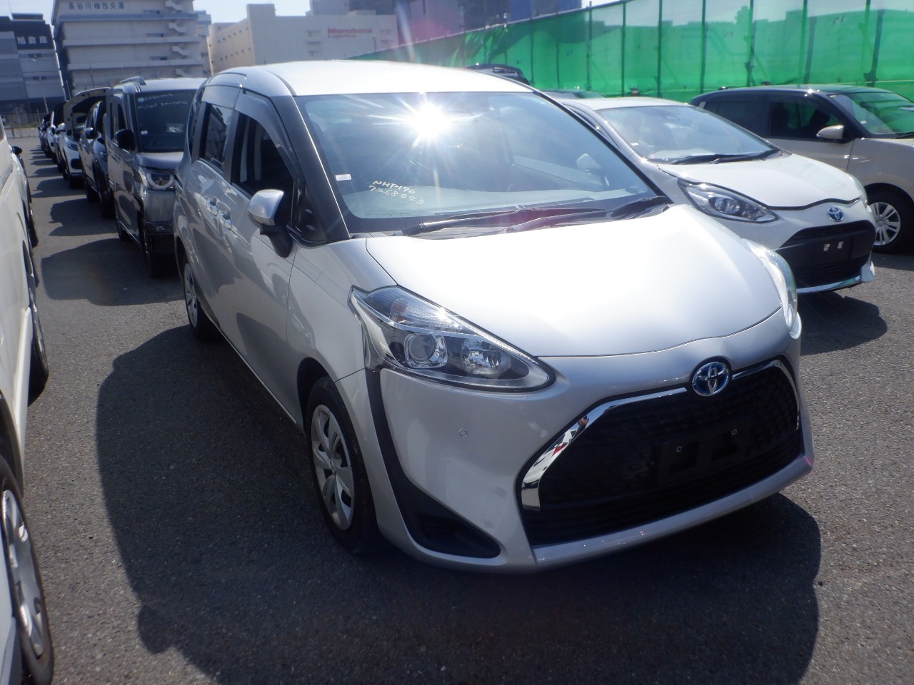 TOYOTA SIENTA HYBRID FUNBASE X