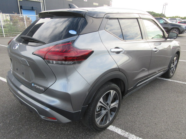 NISSAN KICKS 5D X