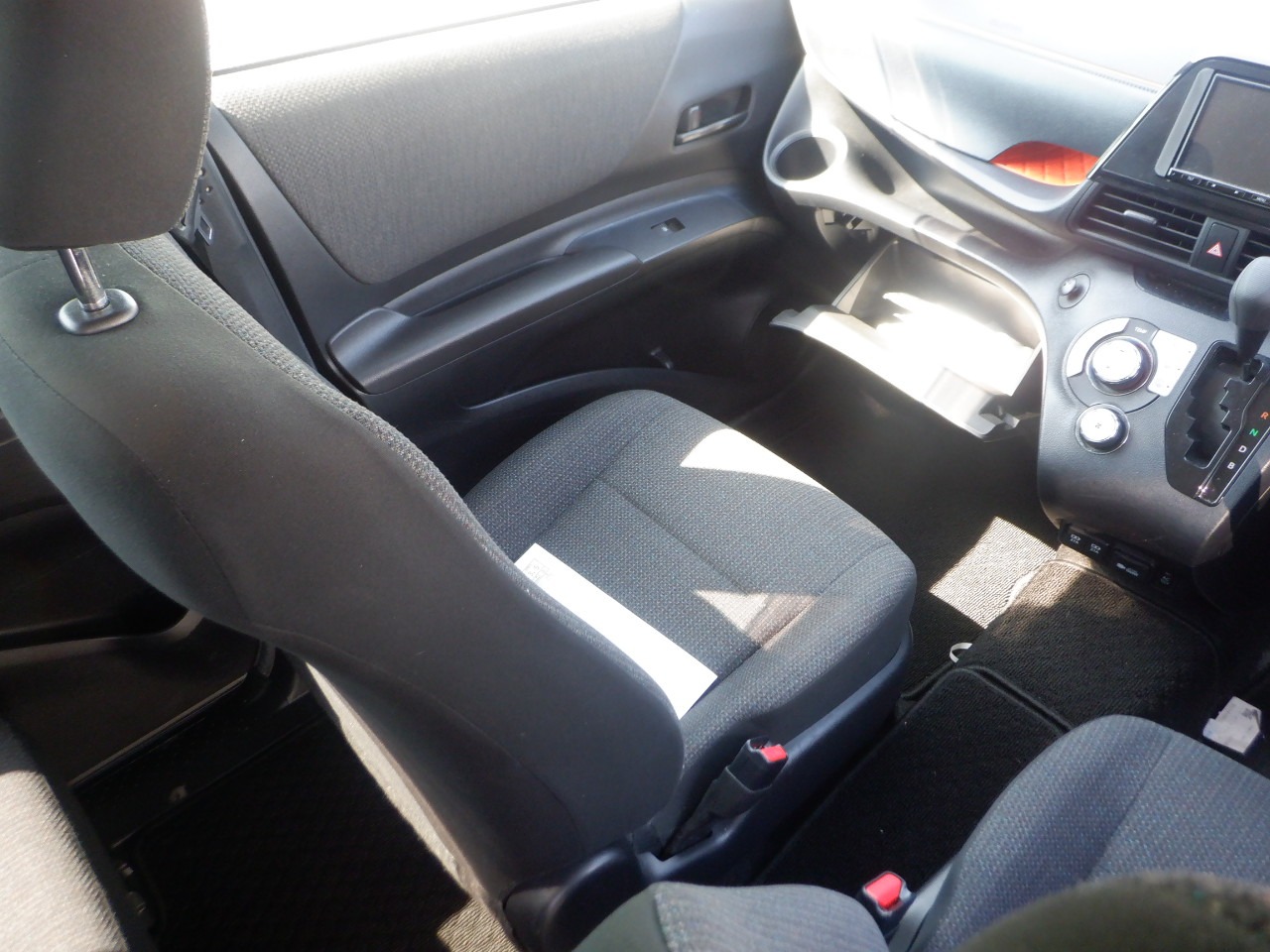 TOYOTA SIENTA HYBRID FUNBASE X