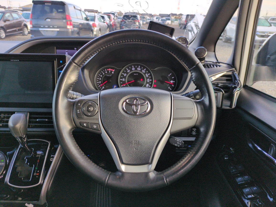 TOYOTA VOXY ZS KIRAMEKI