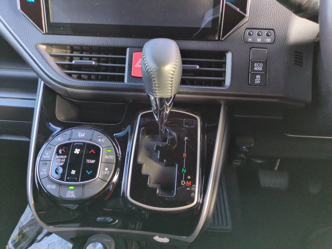 TOYOTA VOXY ZS KIRAMEKI