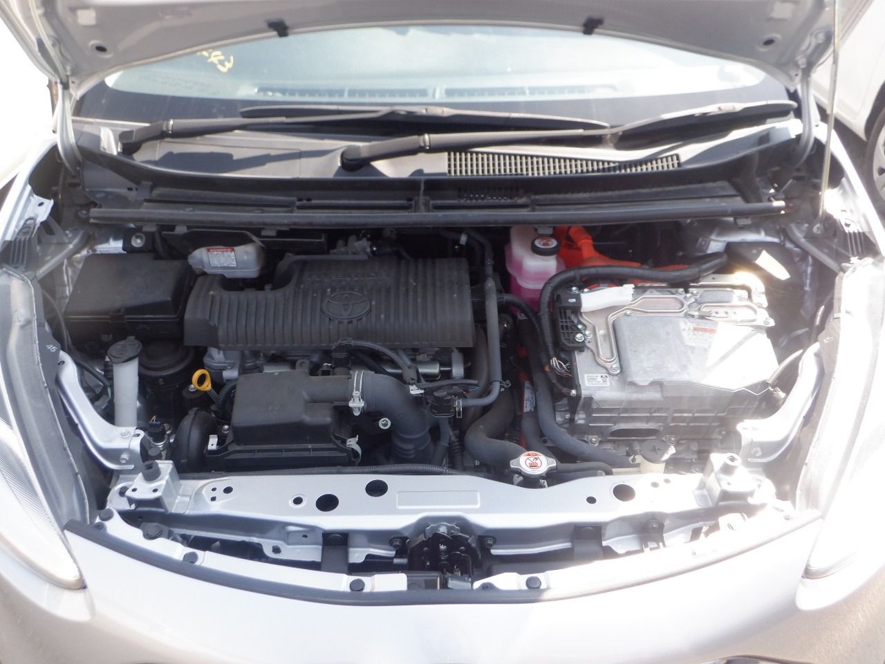TOYOTA SIENTA HYBRID FUNBASE X