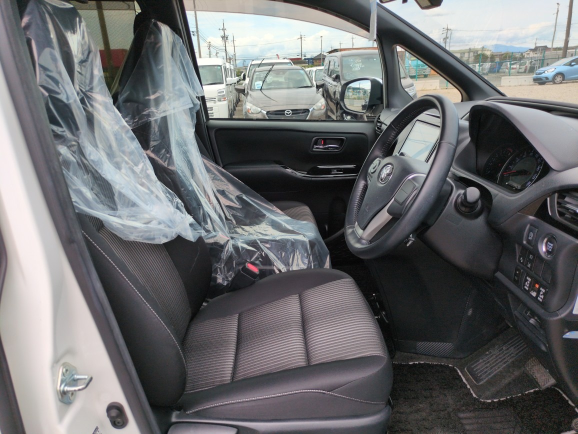 TOYOTA VOXY ZS SPARKLE