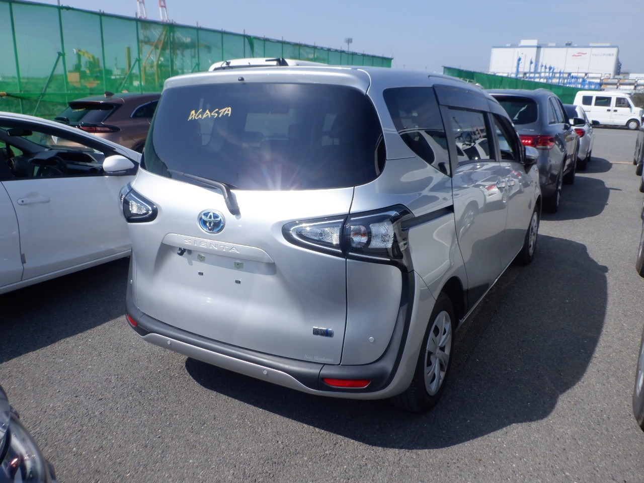 TOYOTA SIENTA HYBRID FUNBASE X