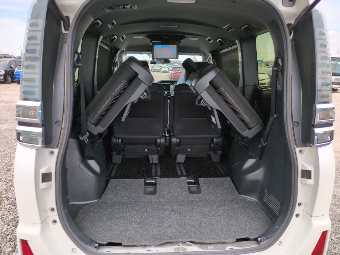 TOYOTA VOXY ZS SPARKLE