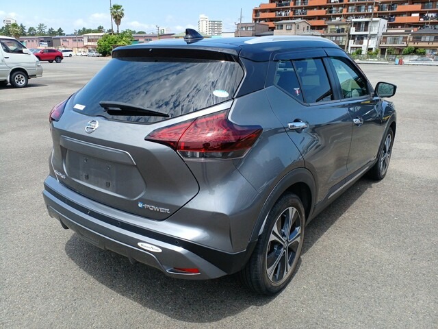 NISSAN KICKS 5D X