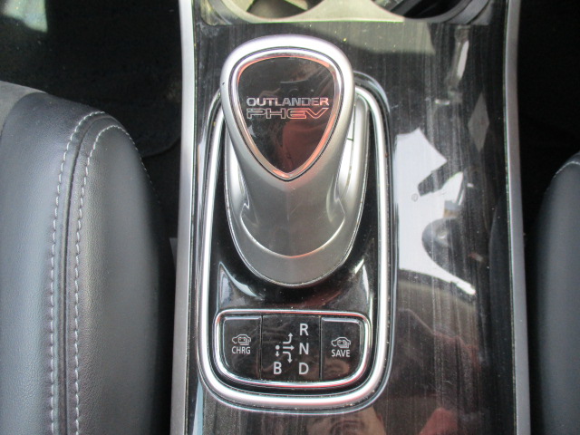 MITSUBISHI OUTLANDER 4WD PHEV SAFETY PACKAGE